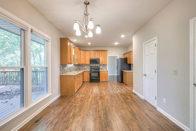 Building Photo - 1300 Buckingham Cir