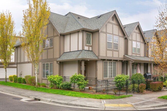 3 Bedroom 2.5 Bathroom Townhome in the Hea... - 3 Bedroom 2.5 Bathroom Townhome in the Hea...