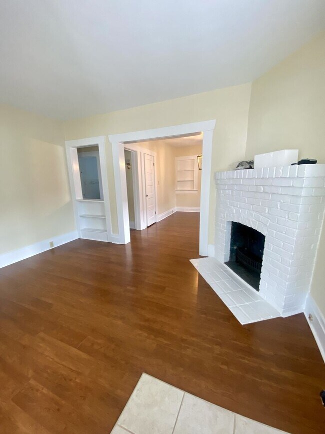 Building Photo - Charming Bungalow