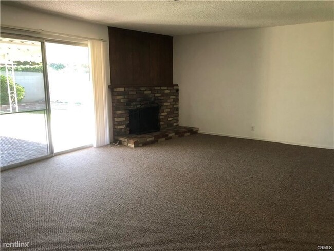 Building Photo - 4 br, 2.5 bath House - 12752 Olive St