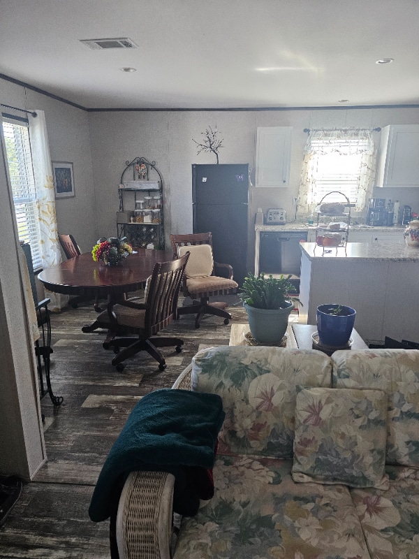 Foto del edificio - 9722 Scepter Ave