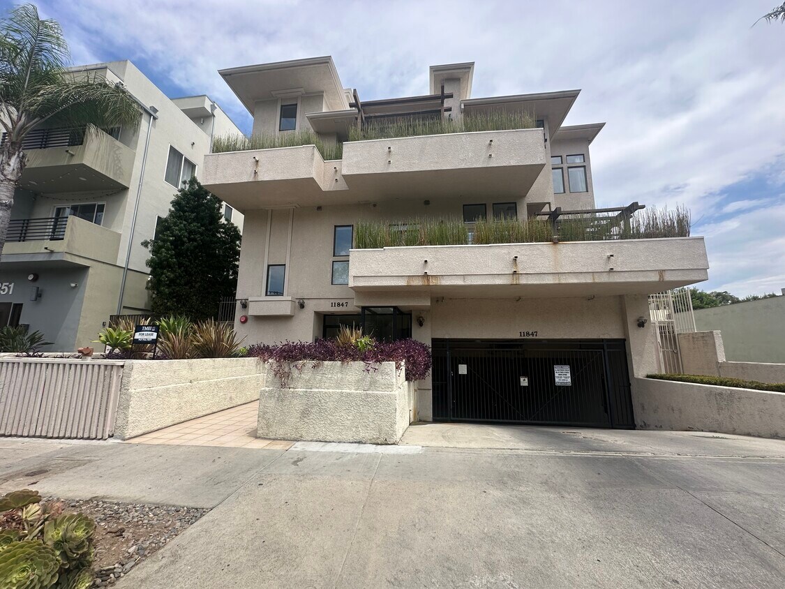 Foto principal - 11847 Laurelwood Dr