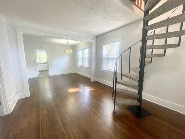 Building Photo - Spacious 4-bedroom, 2-bathroom home o