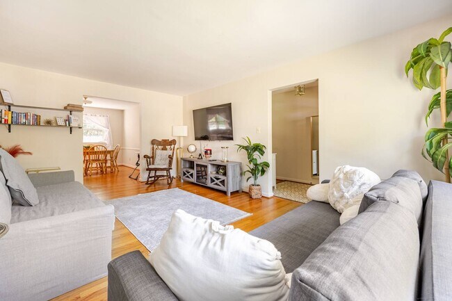 Foto del edificio - 7527 Fairwood Ln