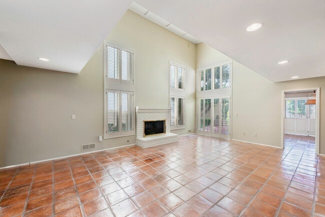 Foto del edificio - 369 Avenida Granada St