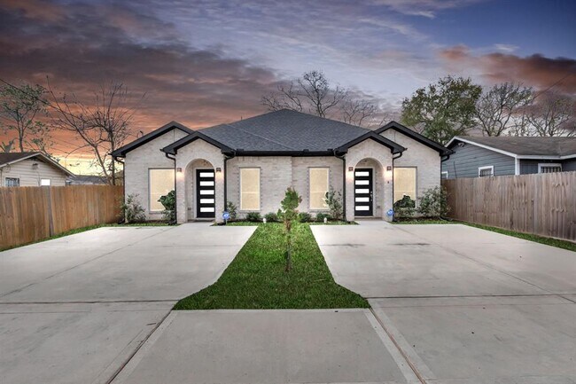 Building Photo - 4506 Aledo St