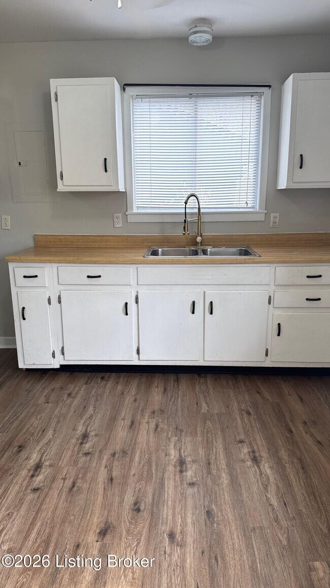 Foto del edificio - 3122 Commander Dr