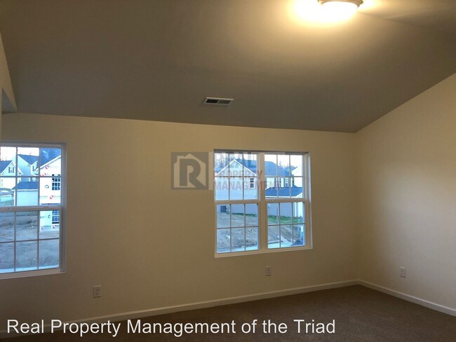 Building Photo - 4 br, 2.5 bath House - 502 Menlo Park Rd.