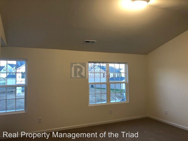 Foto del edificio - 4 br, 2.5 bath House - 502 Menlo Park Rd.