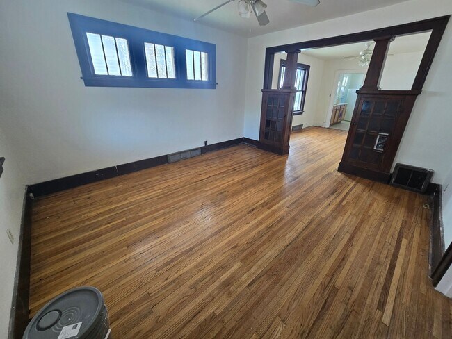Building Photo - $1200 - 3 Bed 1 Bath Home