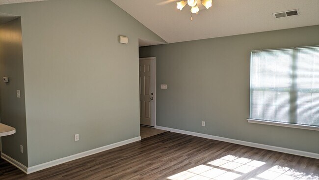 Building Photo - Move in Ready-Tall Oaks!