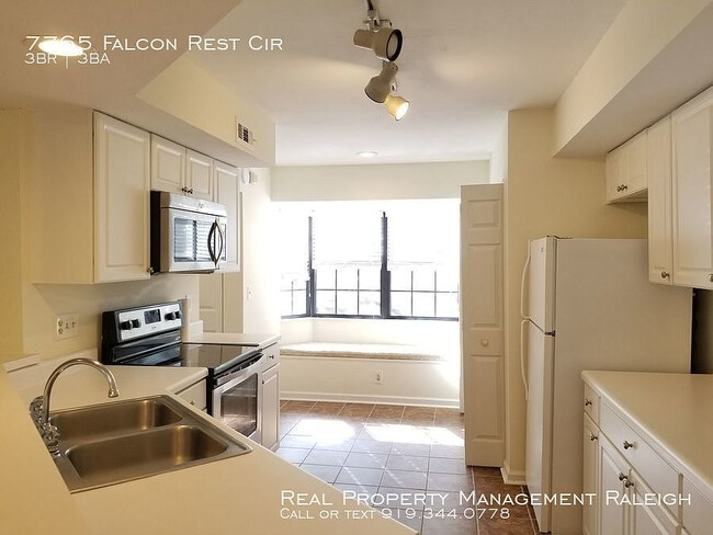 Foto del edificio - Room in Townhome on Falcon Rest Cir