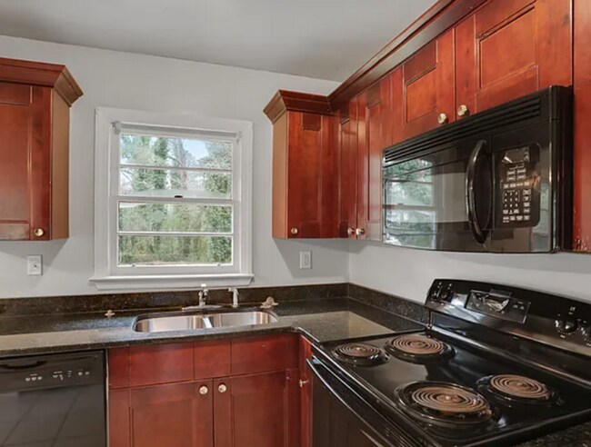 Foto del edificio - 3-bedroom, 1.5-bath in Decatur! ***Get 50% Off Your First Month! Limited Time – Ends February!***