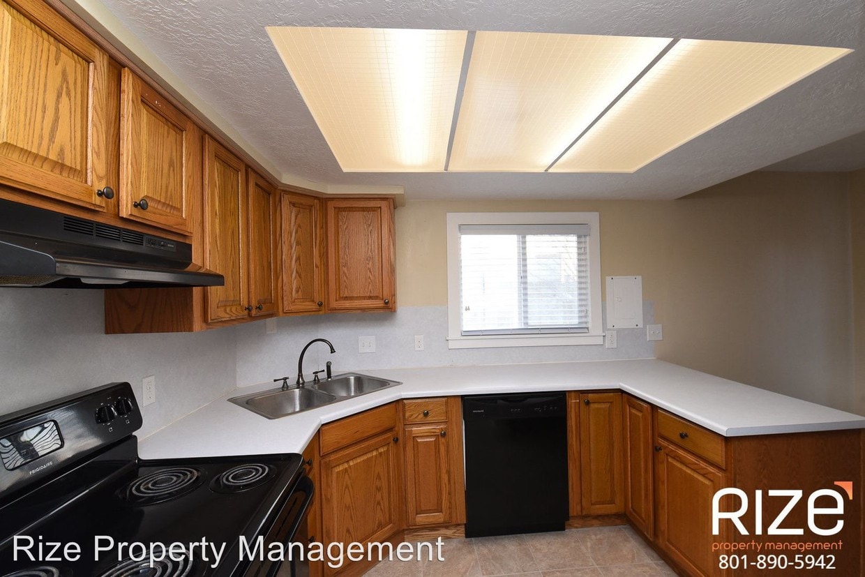 Primary Photo - 5 br, 2 bath House - 225 Country Club Dr
