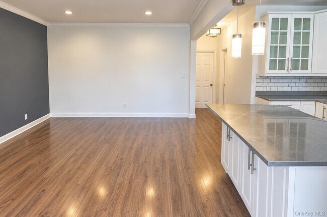Foto del edificio - 1840 Tomlinson Ave