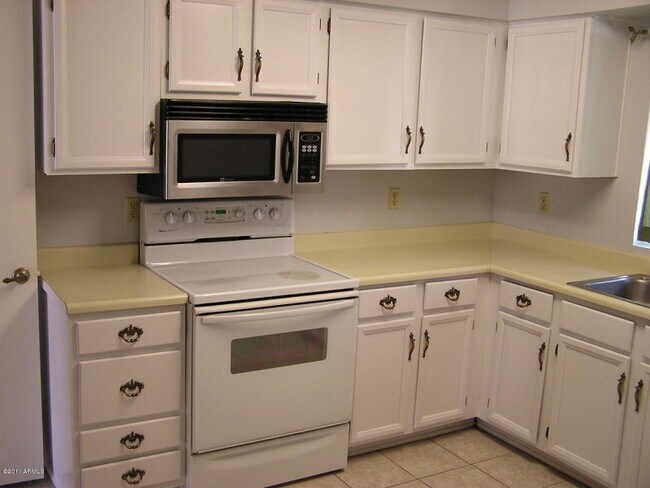Foto del edificio - HOA Free, 3 Bed with Desert Landscaping and RV Gate!