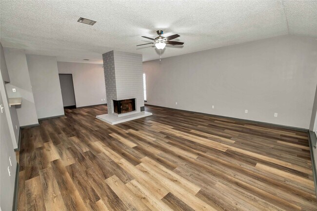 Building Photo - 5216 Spring Branch Dr