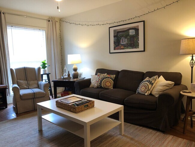 Foto del edificio - Great Location!!! Five Points, Tanyard Condominium's Available August 1st