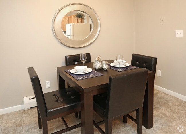 Casa adosada de 2 habitaciones y 1 baño (821 pies cuadrados) - Comedor - Scott Gardens Apartments