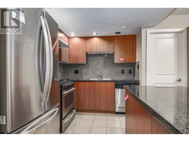 Building Photo - 9188-9188 Hemlock Dr