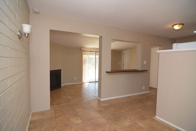 Building Photo - Updated 3 Bedroom 1 Bath Home! Central Tuc...
