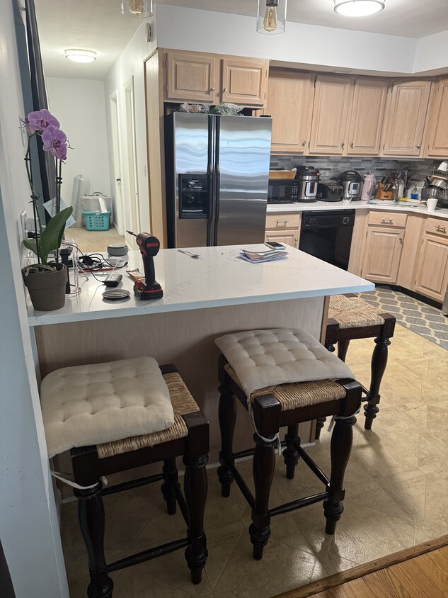 Beautiful granite kitchen with island - 921 Milford Point Rd