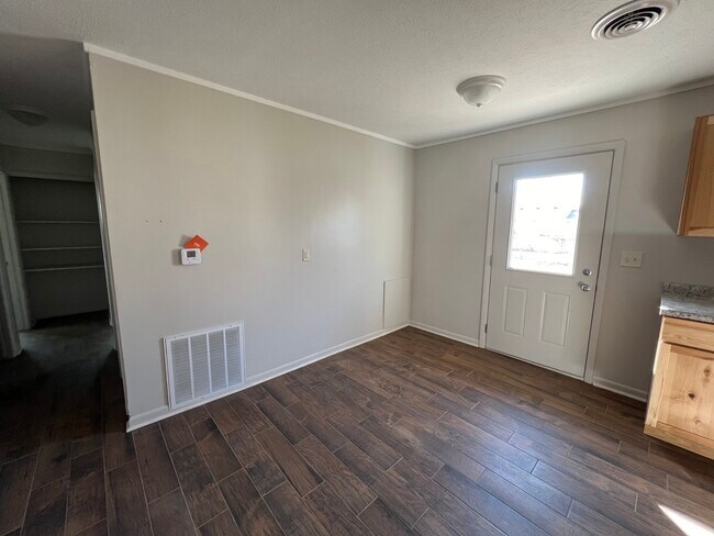 Building Photo - 1421 Pawnee Ave