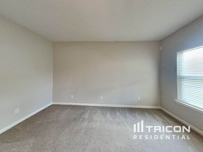 Building Photo - 806 Sagewood Dr W