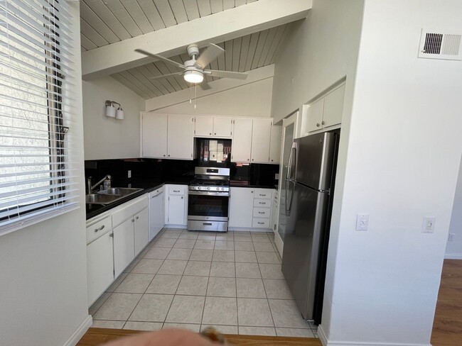 Building Photo - Lovely 2Bedroom, 2 Bathroom Condo!