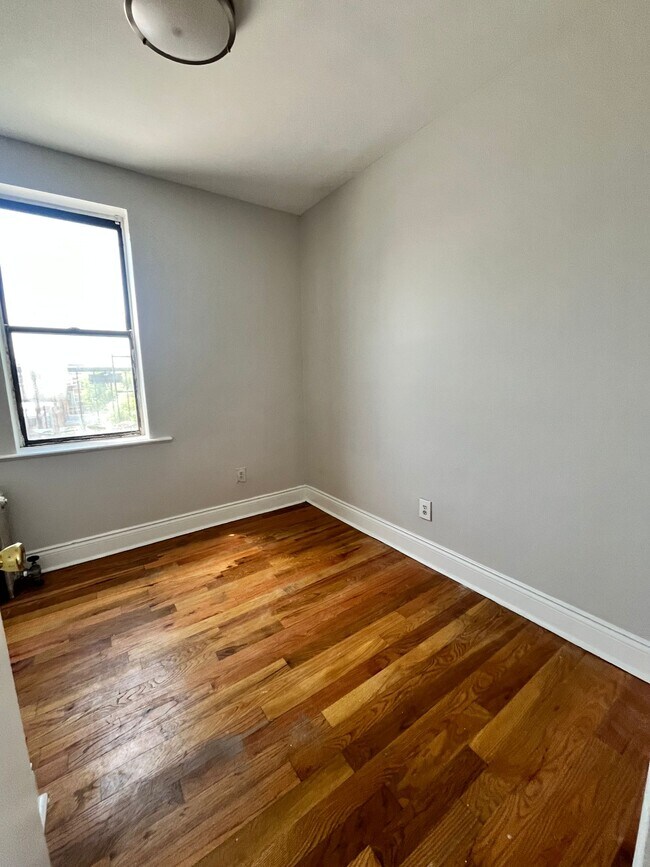 Building Photo - 303 58th St