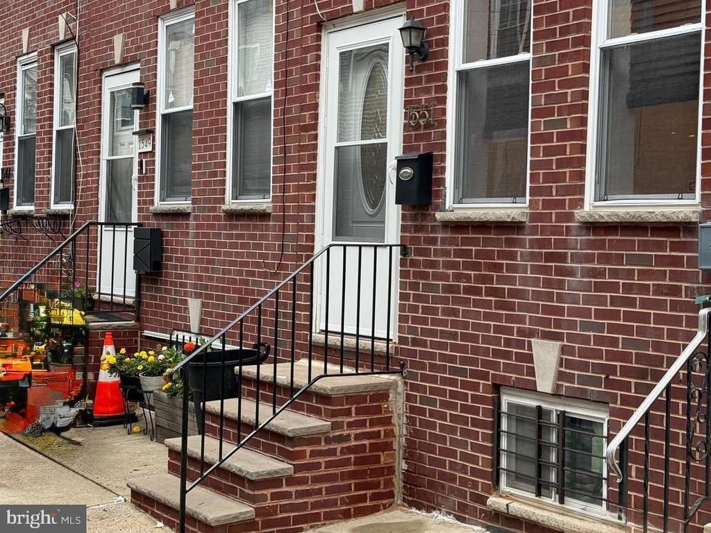 Primary Photo - 1551 S Lambert St