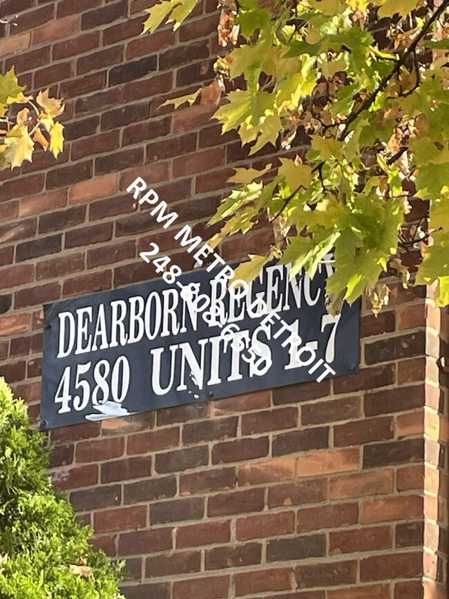 Building Photo - Move in Ready Brick Condo in Dearborn.