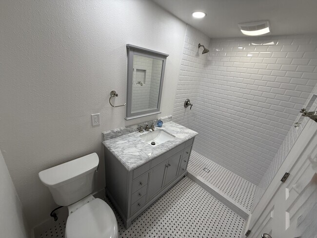 Baño completo - 3229 Odessa Ave