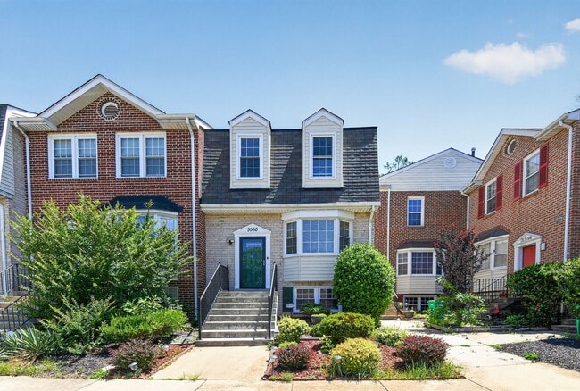 Welcome home to this light-filled, updated 4Bd/3.5Bth brick TH nestled in the sought-after Boniwo... - Welcome home to this light-filled, updated 4Bd/3.5Bth brick TH nestled in the sought-after Boniwo...