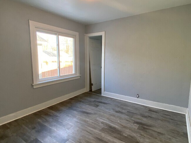 Building Photo - 2 bedroom home in Niles!!
