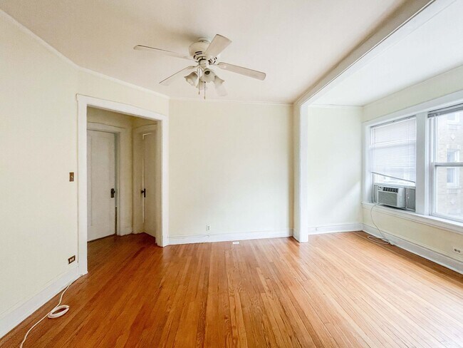 Building Photo - 5061 N Damen Ave