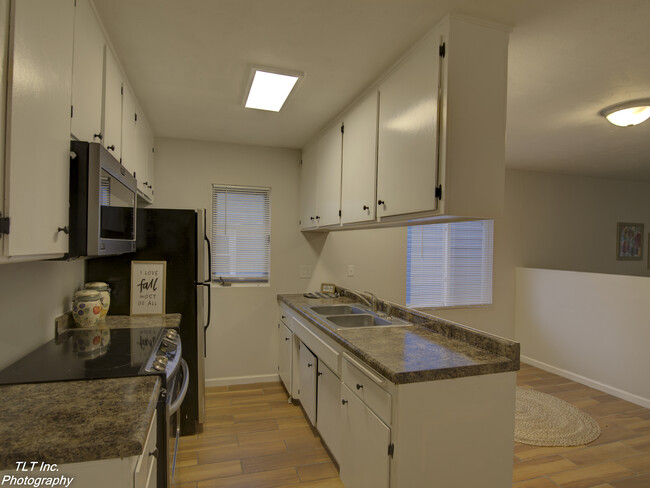 Kitchen - 4417 N 60th Ave