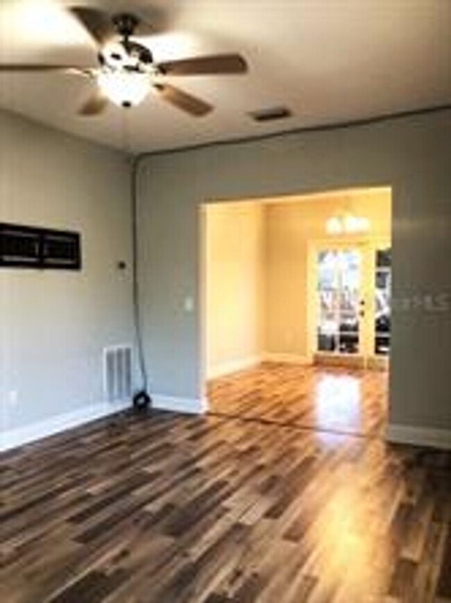 Foto del edificio - 2 Bedroom / 2 Bath Bungalow in Sanford's Historic District!