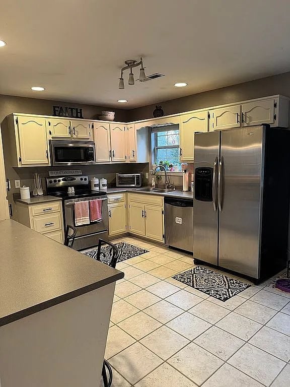 Building Photo - 8145 Iris Dr