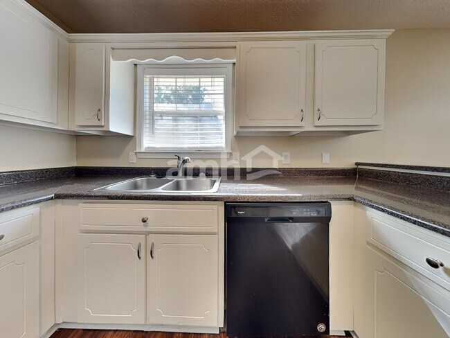 Building Photo - 310 Madison Oaks Dr