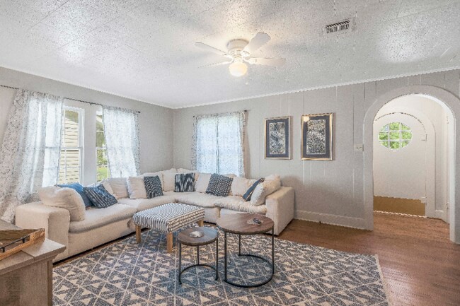 Building Photo - 108 Sharon St