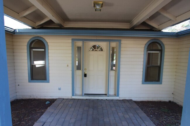 Foto del edificio - Coming in June | University Highlands 3BR Home with Fenced Yard