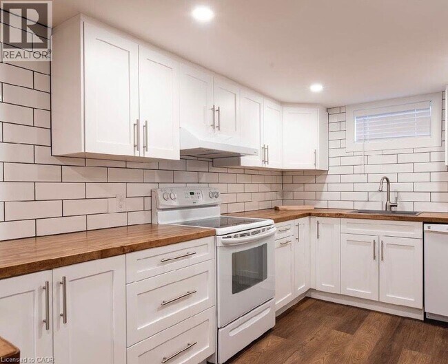 Photo du bâtiment - 393 E 16th St