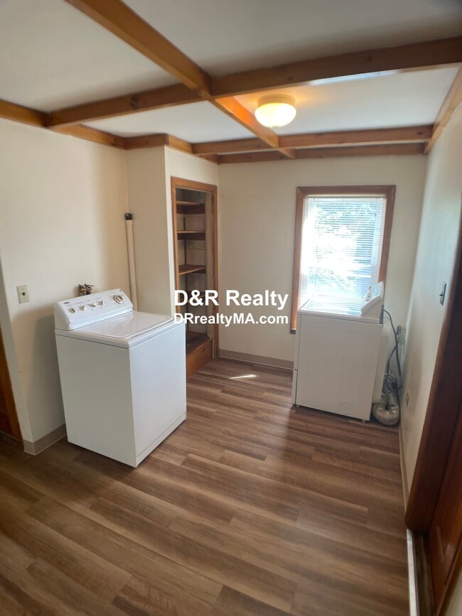Building Photo - 114 Thorndike St
