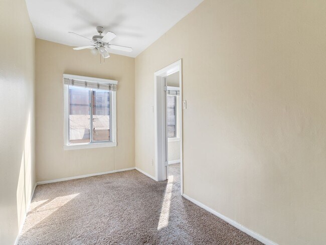 Foto del edificio - 1324 N Peterson Ave