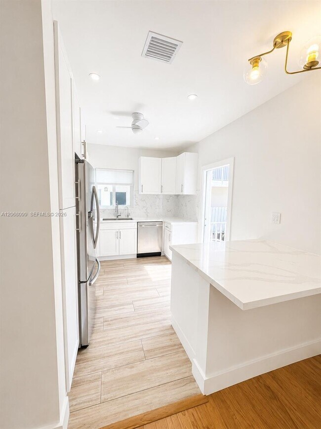 Foto del edificio - 7825 Byron Ave