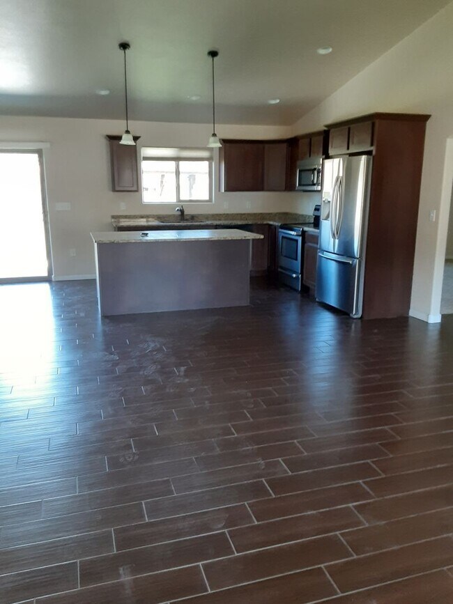 Foto del edificio - 3 Bedroom, 2 Bath Home with Attached 2-Car...