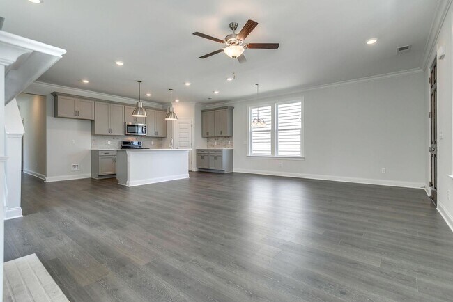 Foto del edificio - Like New 4 Bed, 3.5 Bath Home w/  2 Car Ga...