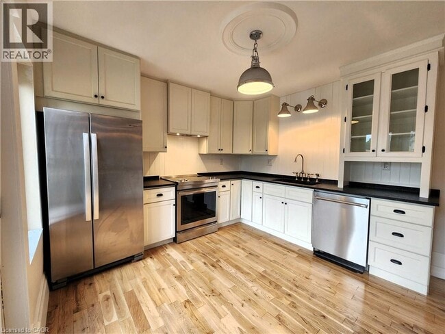 Building Photo - 446 MacNab St N