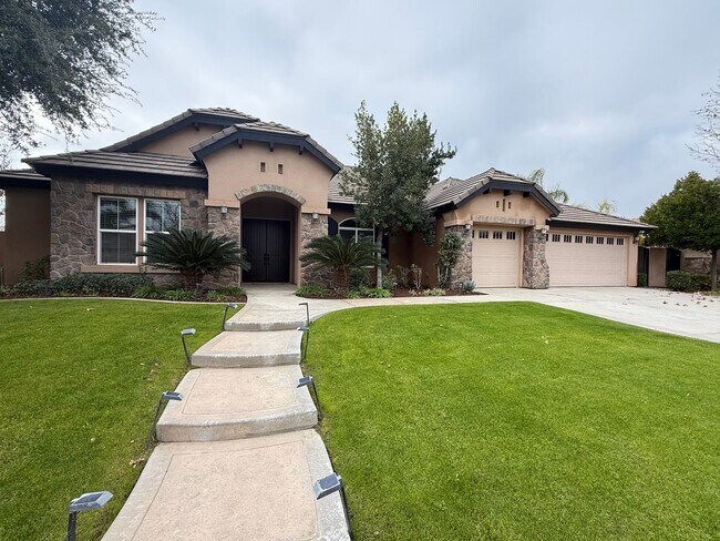 Building Photo - Stunning 4 bedroom + office in Seven Oaks!